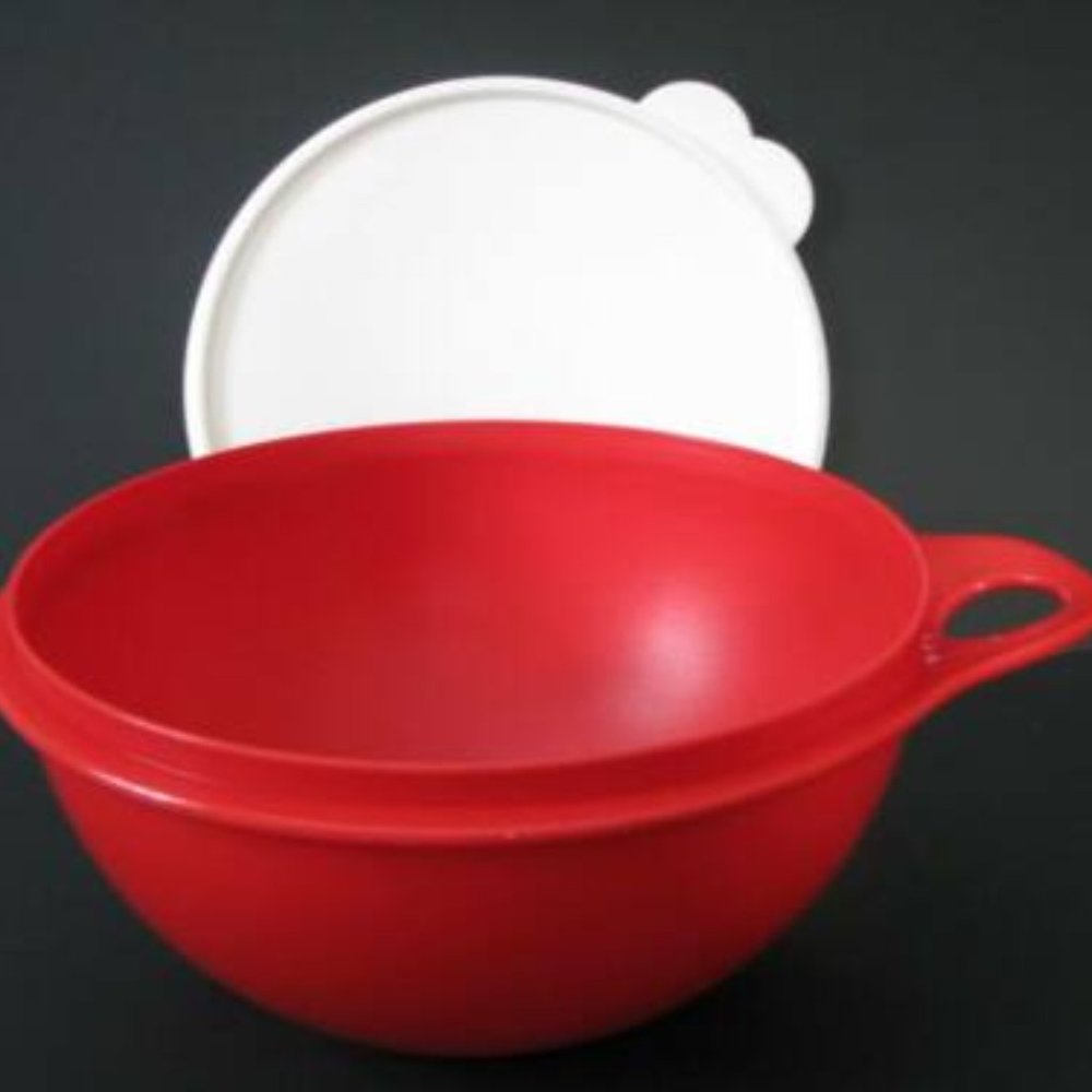 New Tupperware Thatsa Bowl Jr 12 cups Red